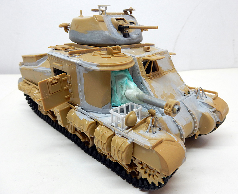 Maquette de char Grant M3 en cours de peinture sable et apprêt gris