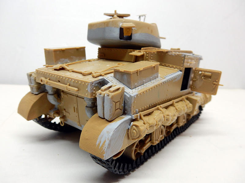 Maquette de char américain M3 Grant en cours de montage, vue arrière trois quarts