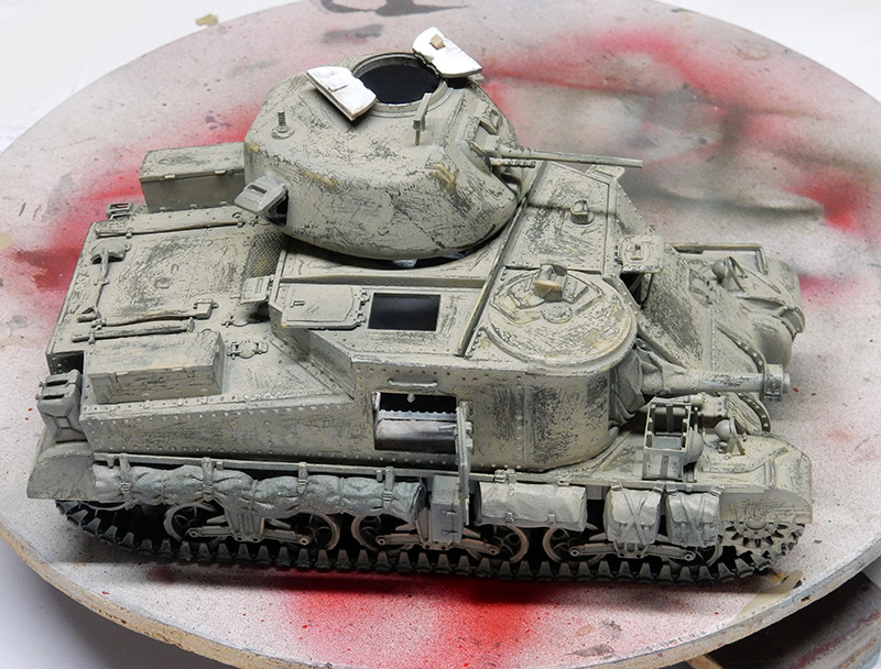 Maquette de char américain M3 Grant peint en gris, sur socle de peinture