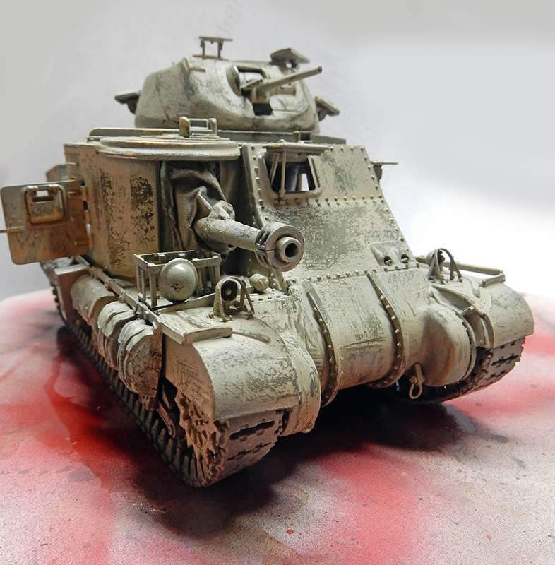 Maquette de char américain M3 Grant en livrée sable, vue de trois-quarts avant