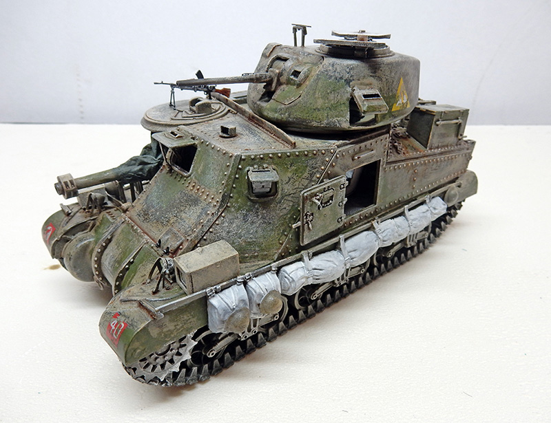 Maquette de char M3 Grant britannique camouflé vert, vue de trois quarts arrière