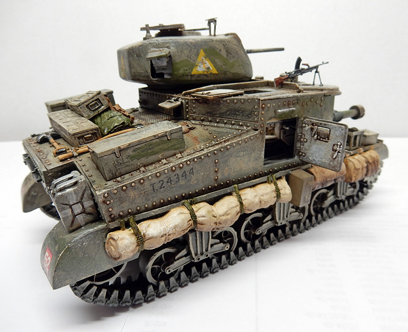 Maquette de char américain M3 Grant britannique vieilli, vue trois quarts avant sur fond blanc