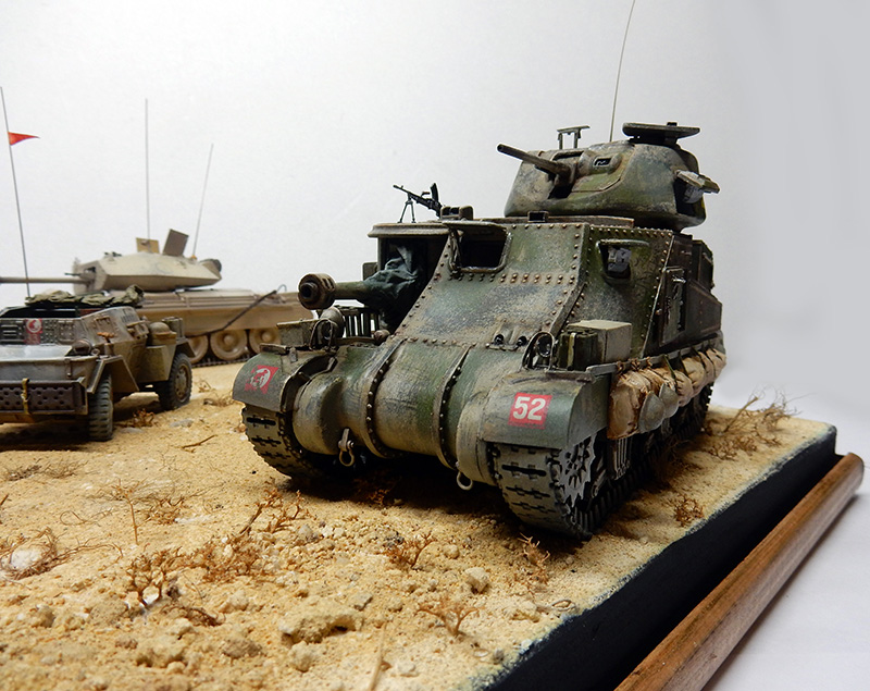 Maquette de char M3 Grant britannique numéro 52 dans un diorama désertique avec véhicules blindés