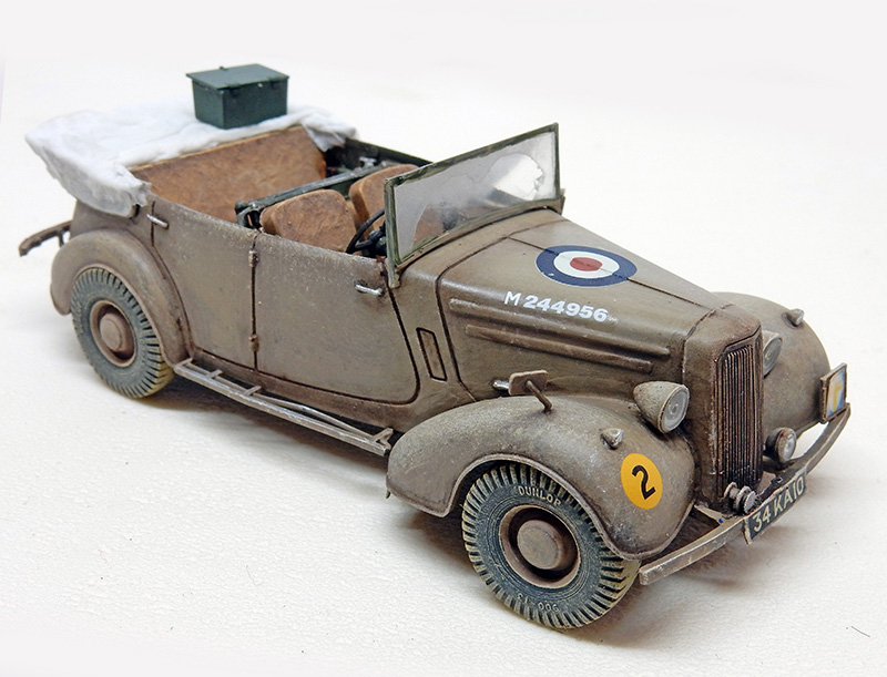 Maquette de voiture militaire britannique décapotable couleur sable avec cocarde RAF, immatriculée M244956