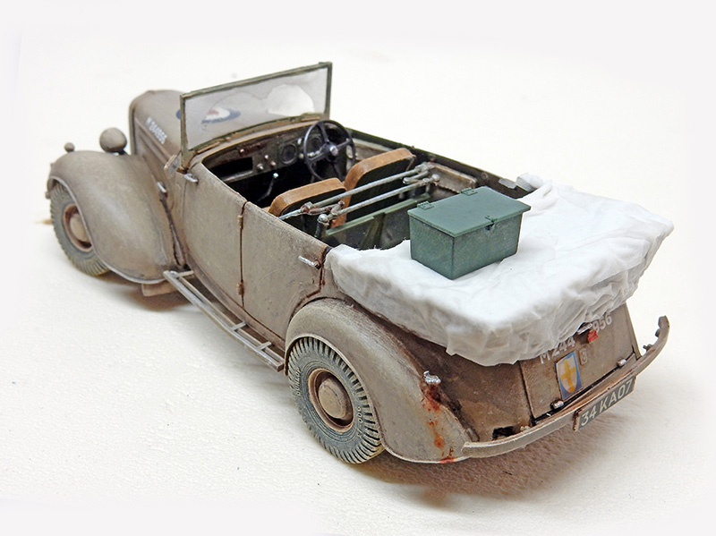 Maquette de voiture militaire décapotable sable avec caisse verte et bâche, vue arrière trois quarts