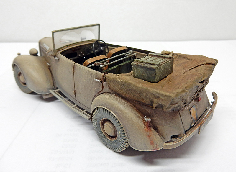 Maquette de voiture cabriolet militaire allemande poussiéreuse avec caisse de munitions et bâche arrière
