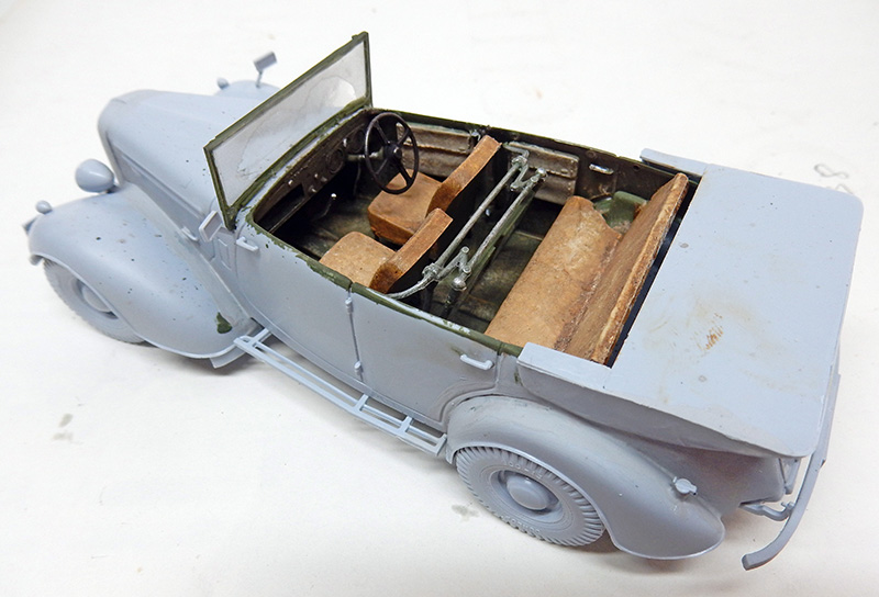 Maquette d'une voiture décapotable allemande grise en construction montrant l'aménagement intérieur des sièges