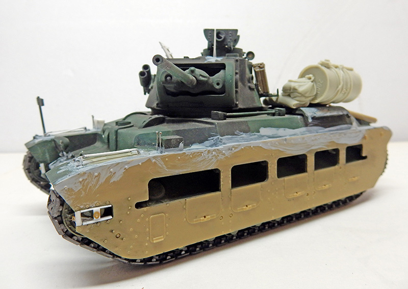 Maquette de char britannique Matilda II en cours de peinture camouflage vert et sable