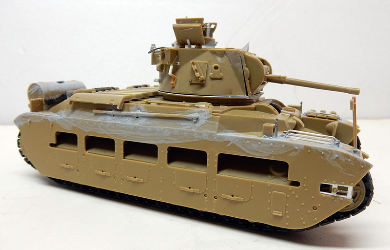 Maquette de char britannique Matilda en livrée sable, vue de profil en cours de montage