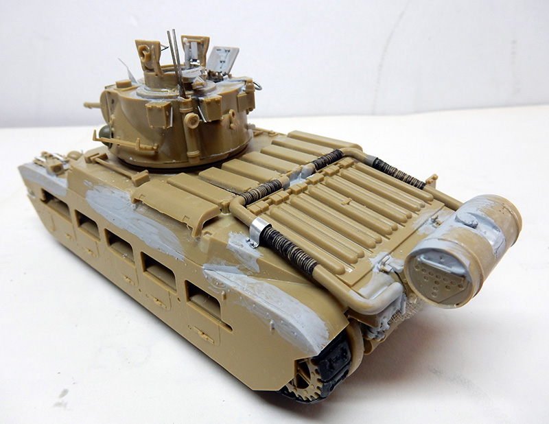 Maquette de char d'assaut britannique Matilda en cours de montage avec apprêt et mastic