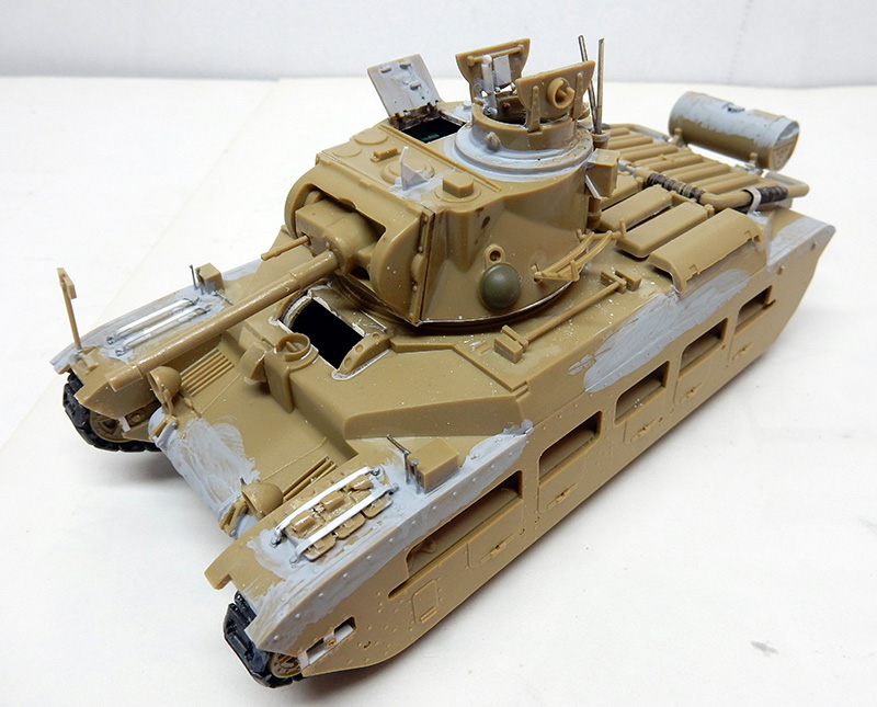 Maquette de char britannique Matilda II en cours de montage avec peinture sable et apprêt