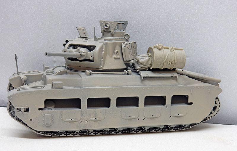 Maquette de char britannique Matilda II vue de profil, apprêt gris non peint