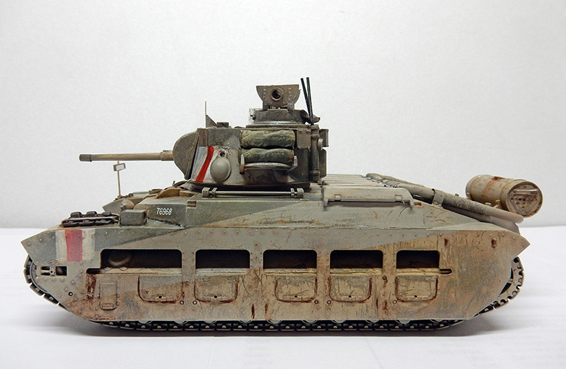Maquette de char britannique Matilda II vu de profil, peinture sable et patine de poussière