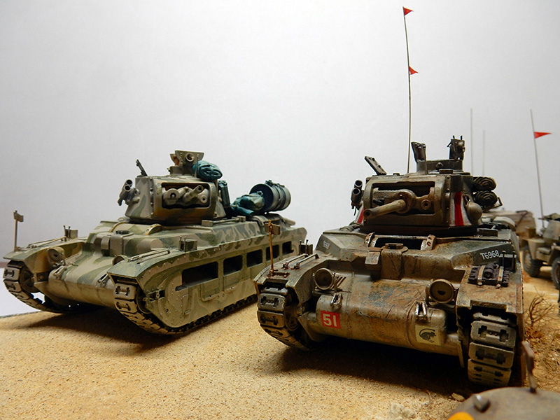Maquettes de chars Matilda britanniques avec fanions rouges dans un diorama désertique