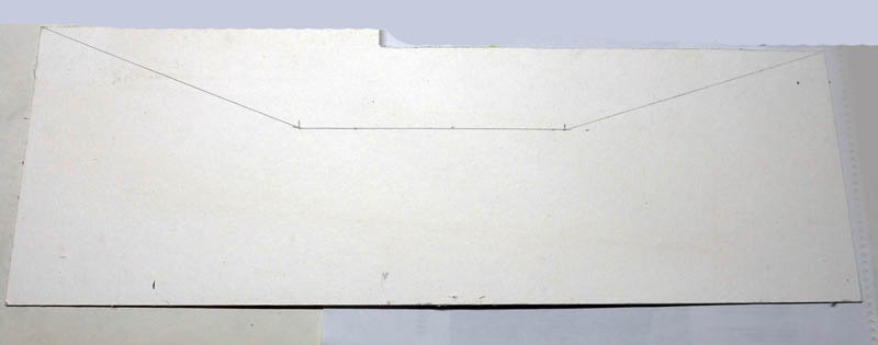 Plaque de carton plume blanche tracée au crayon pour découper le fond de la boîte à diorama