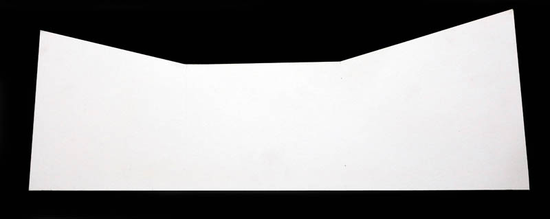 Structure en carton plume blanc pliée formant le fond et les côtés d'un diorama