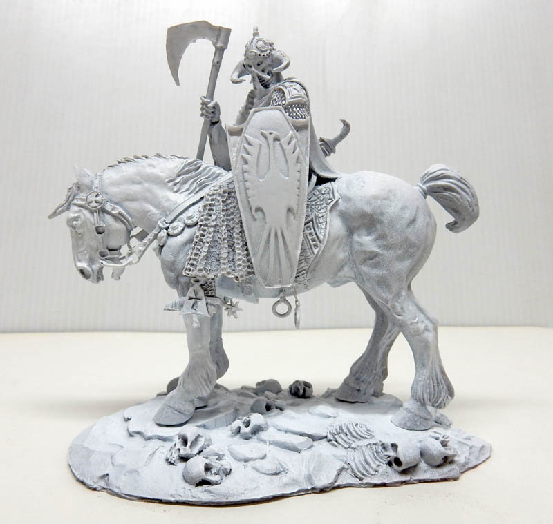Figurine non peinte d'un cavalier squelette armé d'une faux sur son cheval, socle de crânes