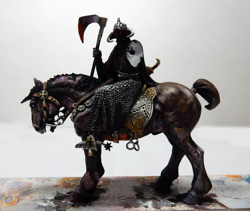 Figurine peinte du Death Dealer, guerrier casqué brandissant une hache sur un cheval sombre