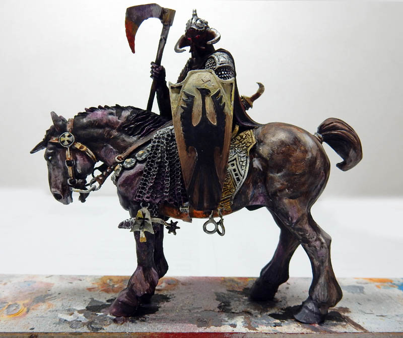 Figurine du Death Dealer, guerrier casqué à la hache monté sur un cheval sombre
