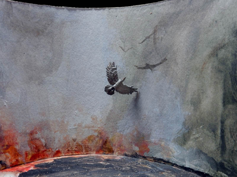 Fond incurvé de boîte à diorama avec corbeaux peints survolant un ciel gris et terrain enflammé