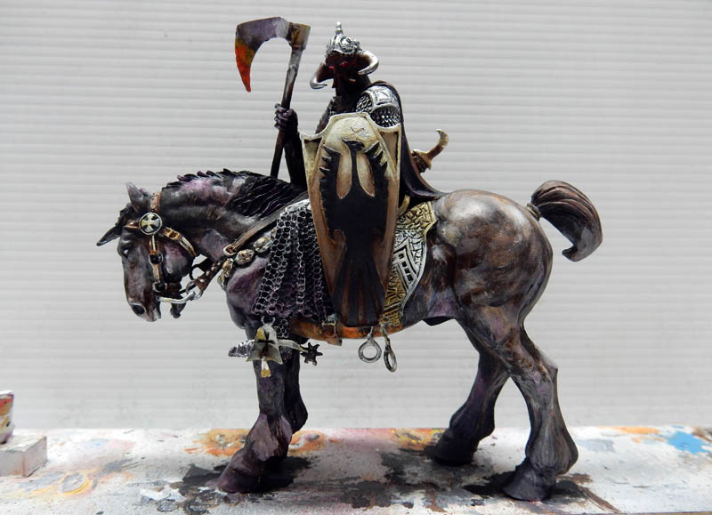 Figurine peinte du Death Dealer, guerrier casqué à la hache monté sur un cheval sombre