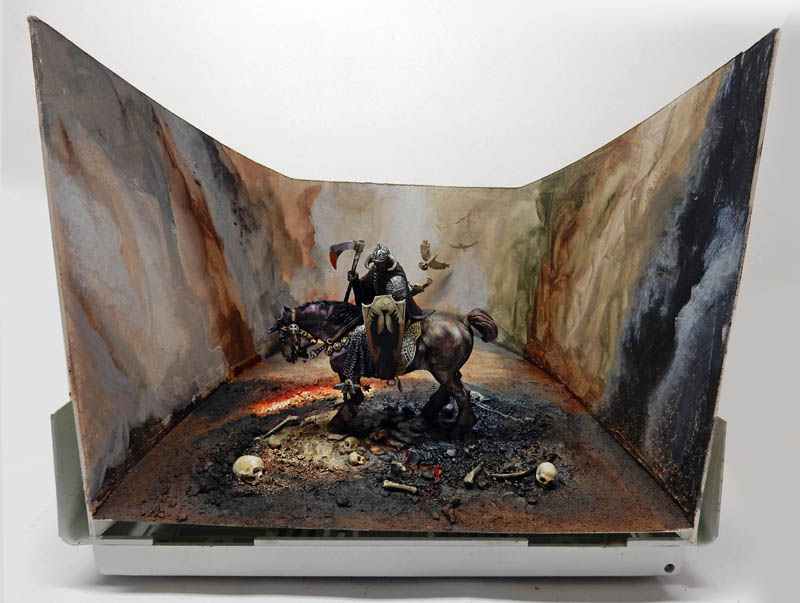 Boîte à diorama avec figurine de cavalier guerrier à la hache parmi ossements et décor de canyon peint