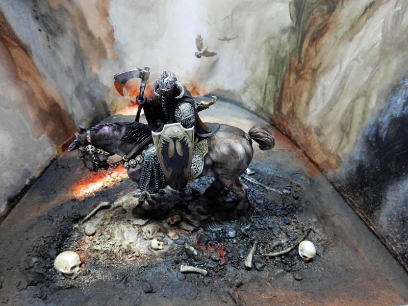 Diorama du Death Dealer, guerrier casqué à hache sur un cheval, parmi crânes et ossements dans une boîte