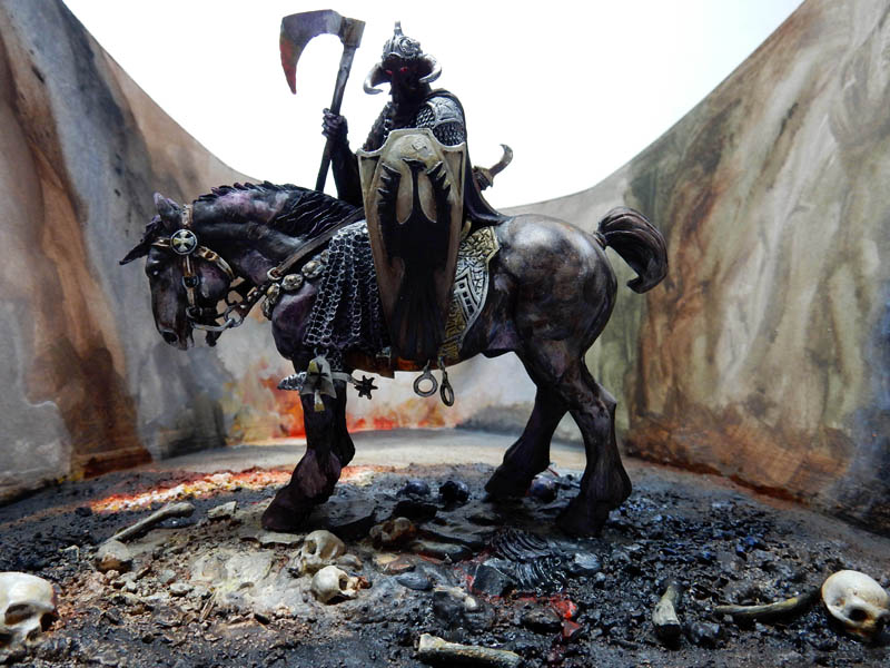 Figurine du Death Dealer à cheval, hache levée, dans un diorama de sol jonché d'ossements