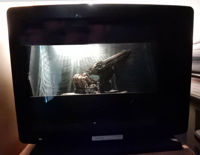 Boîte à diorama noire éclairée présentant le Space Jockey du film Alien