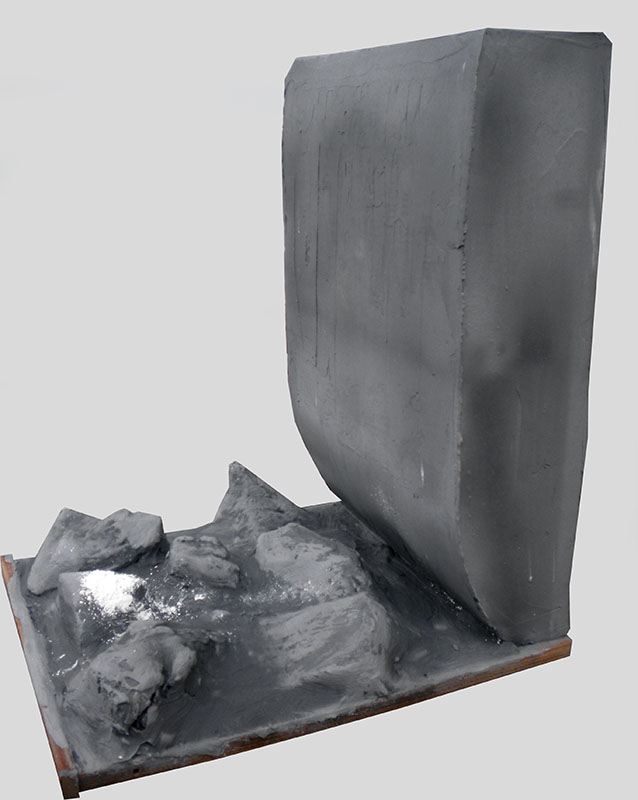 Maquette de décor en mousse grise sculptée avec paroi rocheuse et sol accidenté pour poupée