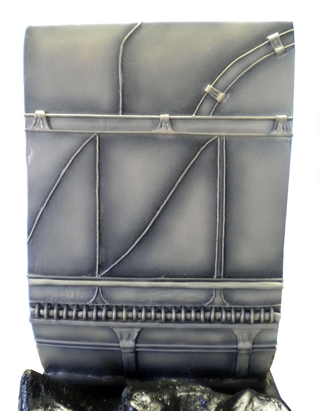 Maquette de mur gris en relief avec tuyaux et conduits pour décor de poupée