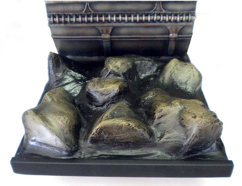 Maquette de décor avec sol rocheux et mur orné pour poupée échelle 1/6ème