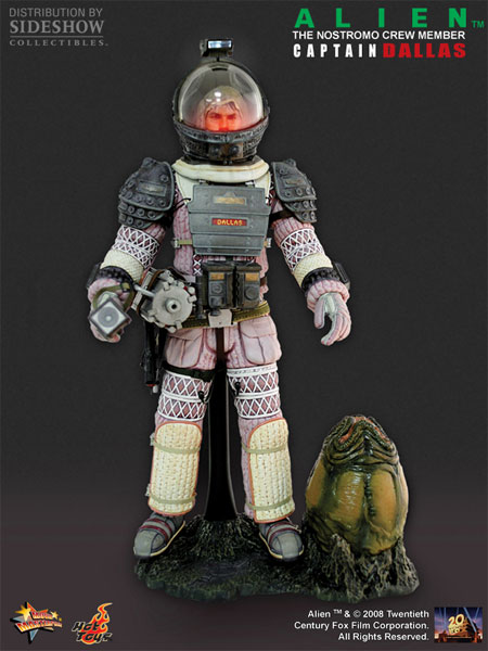 Figurine du capitaine Dallas du film Alien en combinaison spatiale près d'un œuf extraterrestre