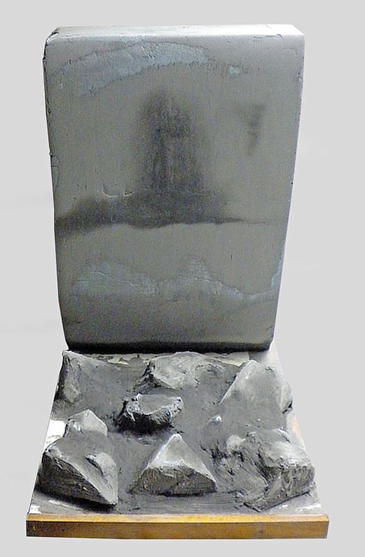 Décor de maquette gris en construction avec mur de fond et rochers sculptés