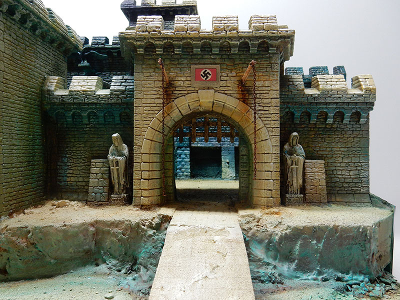 Diorama de la porte fortifiée du château avec herse, statues, insigne allemand et douves asséchées