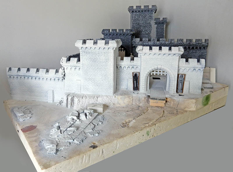 Maquette de château fort en apprêt blanc sur socle mousse, décor en cours d'aménagement