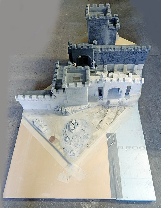 Château médiéval en cours de montage sur socle brut, terrain sculpté non peint