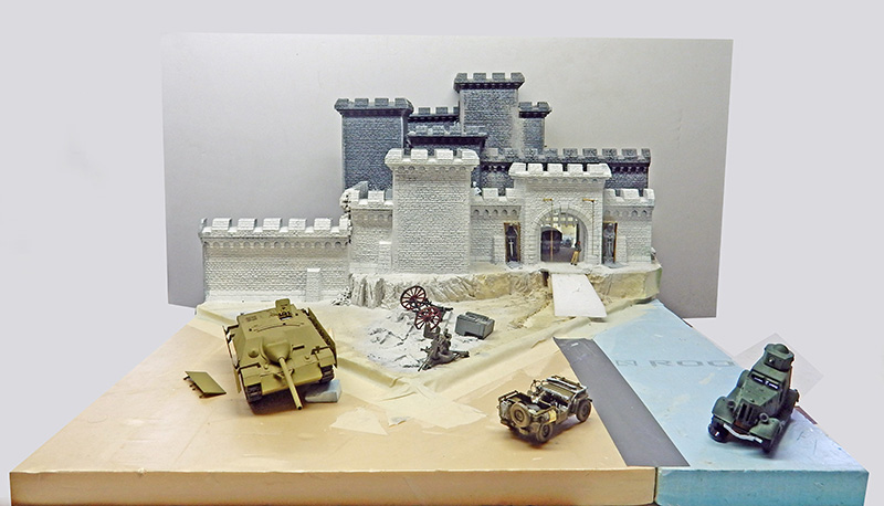 Maquette du château en construction avec chars et véhicules positionnés en essai d'implantation