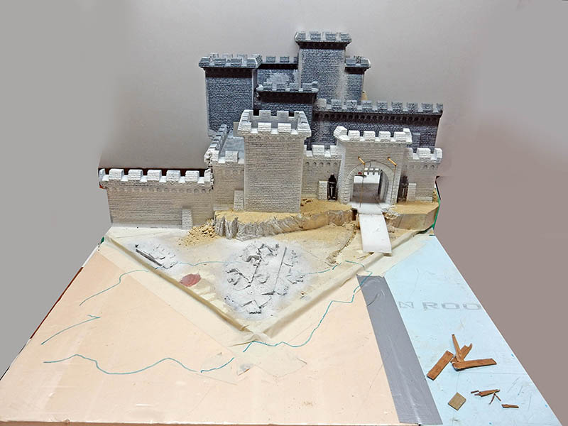 Château fortifié en cours de montage sur socle brut, terrain sablé non peint