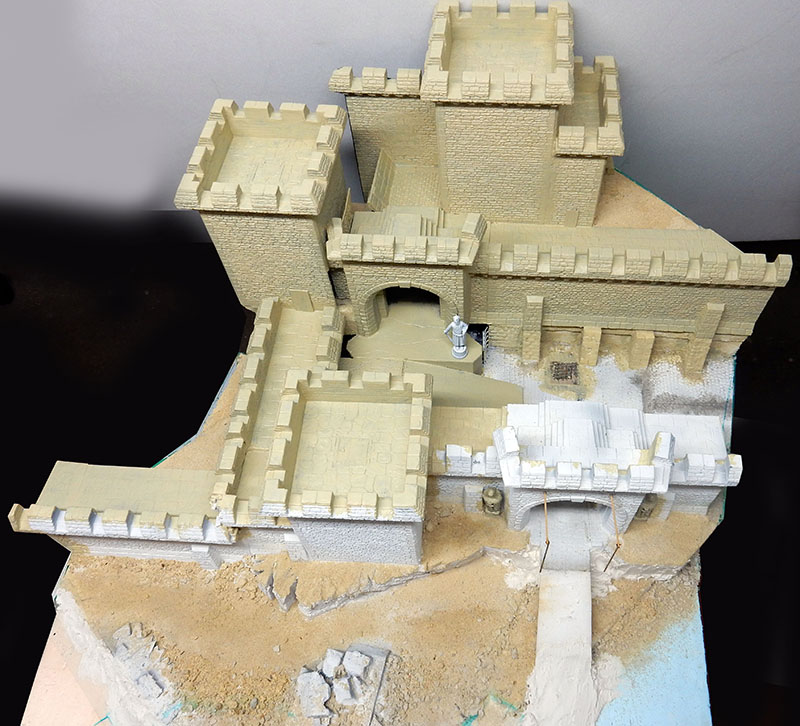 Maquette du château assemblée en carton-plume sur son socle de terrain, avant peinture