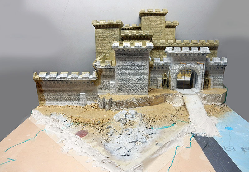 Château fortifié en construction, murailles peintes et relief de terrain en cours d'aménagement