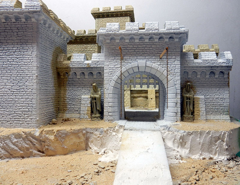 Porte fortifiée du château en cours de construction, pont-levis à chaînes et fossé