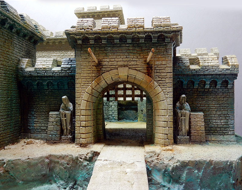Porche fortifiée du diorama Die Burg 1945 avec herse, statues et pont franchissant les douves