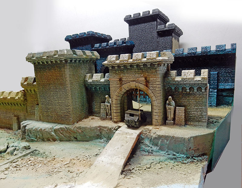 Diorama de château fortifié en construction, porche voûté, jeep et sol accidenté