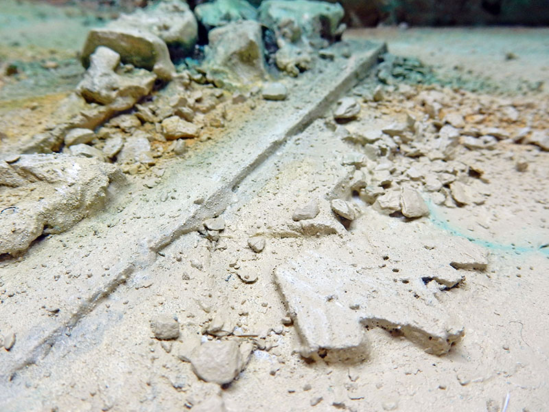 Gros plan sur le sol en gravats de plâtre avec bordure de trottoir en ruine