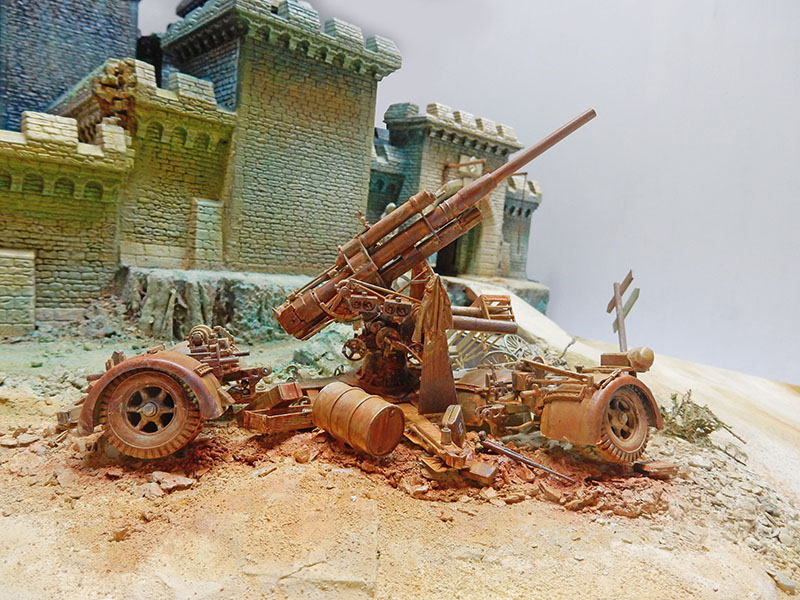 Diorama d'un canon antiaérien allemand en apprêt devant les ruines d'un château médiéval