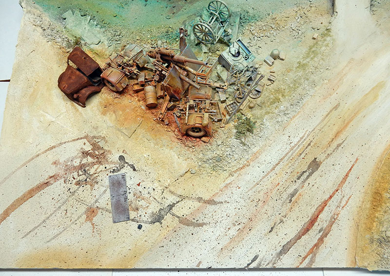 Amas de ferraille et débris rouillés sur le décor en cours du diorama Die Burg 1945