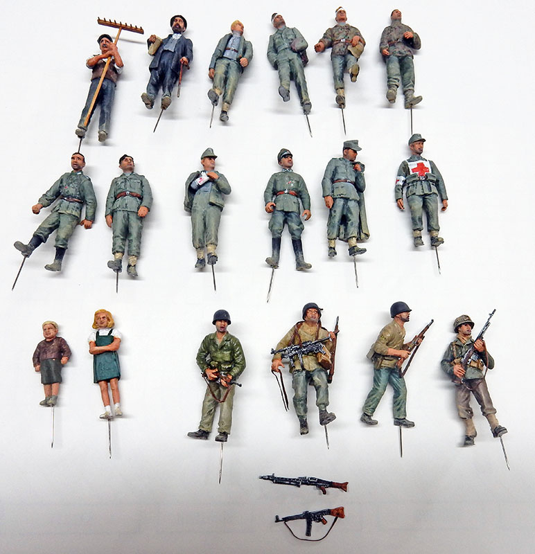 Ensemble de figurines peintes soldats civils et enfants sur tiges avec armes