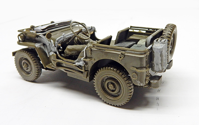 Maquette de Jeep Willys peinte en vert olive, sans décor, vue trois quarts arrière