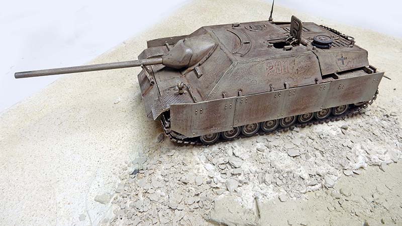 Chasseur de chars Jagdpanzer IV allemand en cours de patine sur socle de gravats